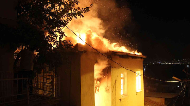 Yangının bitişikteki binalara sıçramaması için vatandaşlar yoğun çaba sarf ederken, adrese gelen itfaiye ekipleri de yangına müdahale etti.