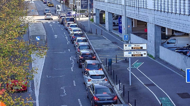 Fransa'daki bir benzin istasyonunda akaryakıt almak isteyenler uzun kuyruklar oluşturdu.