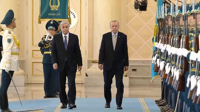 Cumhurbaşkanı Erdoğan Başkent Astana'da mevkidaşı Tokayev tarafından resmi törenle karşılandı.