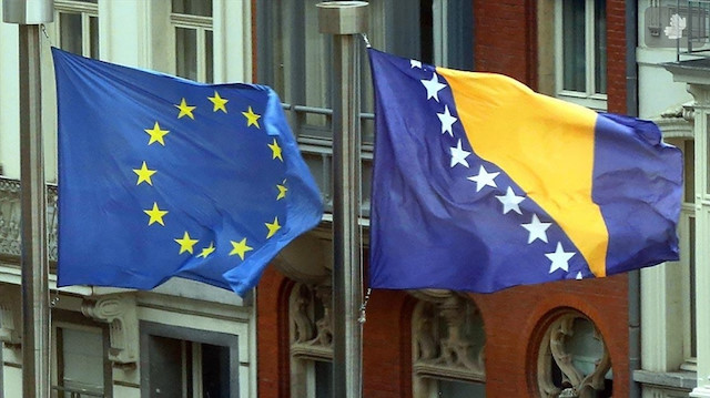 Avrupa Birliği ve Bosna Hersek bayrakları