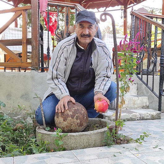 Kıbrıs Gazisi evinin bahçesini traktörle sürerken top güllesi buldu