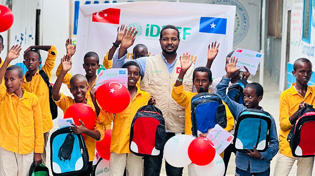 İDDEF, ‘öğrenciye umut, ilme kalem ol’ eğitim projesi kapsamında Afrika kıtası başta olmak üzere Filistin’deki öğrencilere kırtasiye ve kıyafet yardımı yaptı.