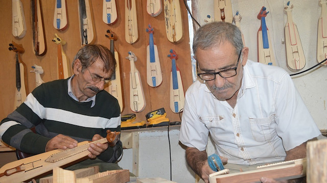 صقاريا.. تركيان يمتهنان صناعة الكمنجة منذ 35 عاما