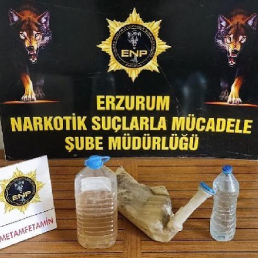 Erzurum'da aracın silecek suyu haznesinde 5 kilo 250 gram sıvı metamfetamin ele geçirildi