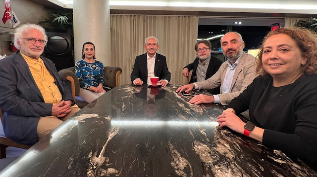 Kemal Kılıçdaroğlu, ABD gezisine eşlik eden gazeteciler ile (soldan sağa) Orhan Bursalı, Tülin Daloğlu, İbrahim Kiras, İsmail Saymaz, Duygu Güvenç 