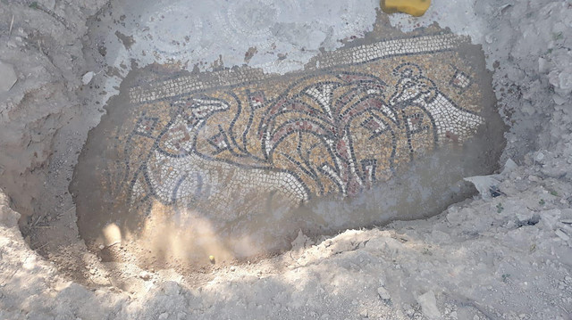 Tarihi eser niteliğinde olduğu değerlendirilen mozaiğin çevresi koruma altına alındı.


