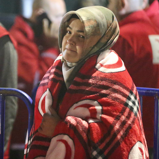 Endişeli bekleyiş: Göçük altında kalan maden işçilerinin yakınları iyi haber bekliyor