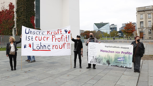 Almanya’da artan fiyatlar Başbakanlık Binası önünde protesto edildi.