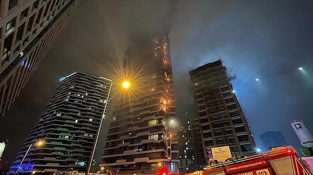 Kadıköy'de 24 katlı binada yangın çıktı.