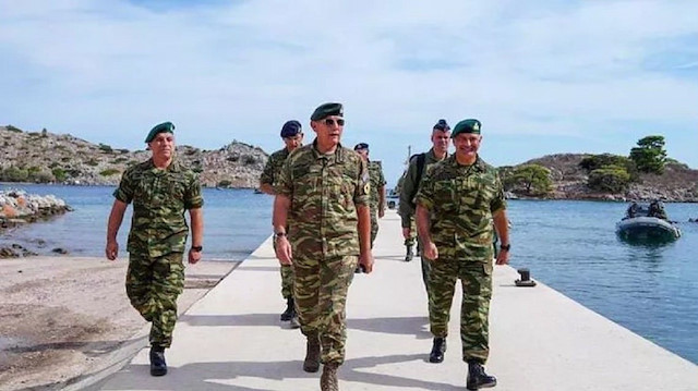 Floros, Yunanistan'ın geçtiğimiz günlerde ABD'nin zırhlı araçları ile tatbikat gerçekleştirdiği Sakız Adası'nda yasa dışı olarak konuşlu bulunan askeri birimleri ve karakolları denetledi.