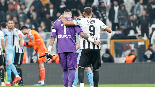 Cenk Tosun, maç sonu Uğurcan Çakır'ı teselli etti.