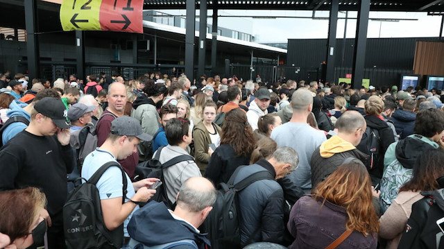 Belçika basınında yer alan haberlere göre, özel güvenlik şirketi "Security Masters" personeli, havalimanı yönetiminin güvenlik kontrolleri işini iki şirkete bölme kararına karşı grev başlattı.