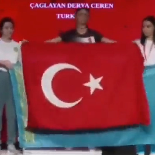 Dünya Şampiyonu Derya Ceren Çağlayandan Türk bayraklı yanıt