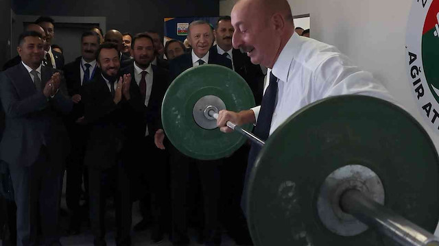  Aliyev'in halter kaldırdığı görüntüler renkli anlara sahne oldu. 