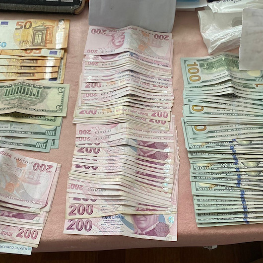 FETÖ'nün Başakşehir'deki kasa evine operasyon: Yüklü miktarda para, tabanca ve dijital materyaller ele geçirildi