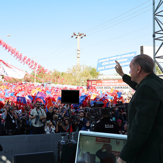 Diyarbakırlıdan altılı masaya pankartlı gönderme: Cumhurbaşkanı Erdoğan tek tek okudu