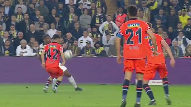 Fenerbahçe'nin penaltı beklediği pozisyon (Görüntü beIN Sports'tan alınmıştır)