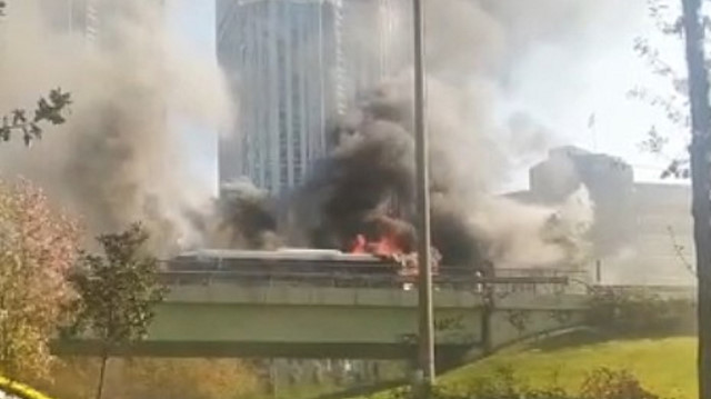 İETT otobüsü, motor kısmından tutuşarak yanmaya başladı. 