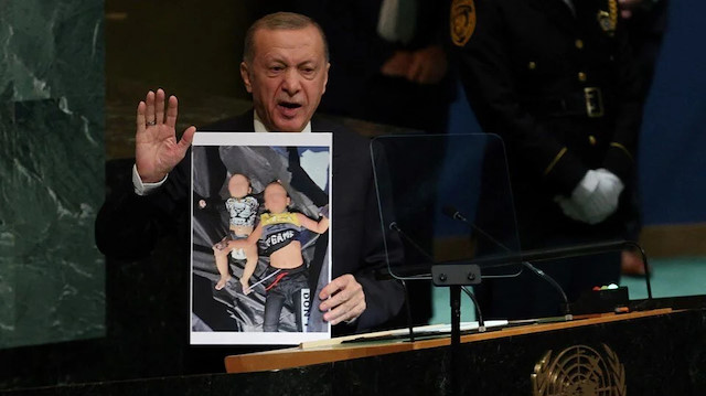 Cumhurbaşkanı Erdoğan, BM Genel Kurulu'nda Yunanistan'ın ölüme ittiği 9 aylık Asım bebek ve 4 yaşındaki ağabeyi Abdülvahap'ın fotoğrafını göstererek Avrupa'ya tepki göstermişti.