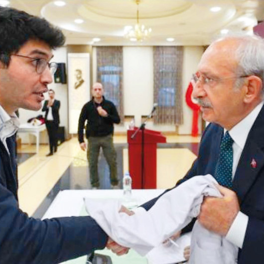 Kılıçdaroğlu'na FETÖ önlüğü: KHK'lı kişiye alkışlar eşlik etti