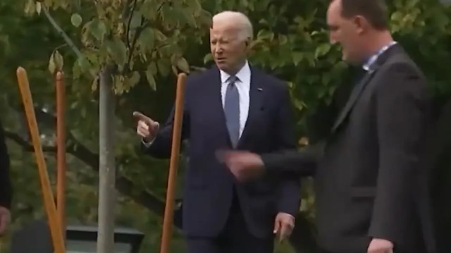 Joe Biden'a korumaları yolu gösterdi.