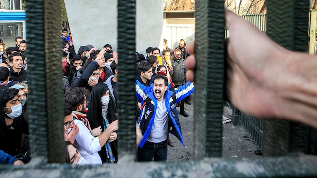 İran'da binlerce kişinin katıldığı Emini'yi anma töreni sonrası polisle bazı göstericiler çatıştı.
