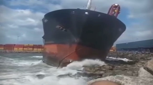 'MV Moraz' 11 Mart günü fırtına nedeniyle halat kopararak sürüklenip, karaya oturdu.