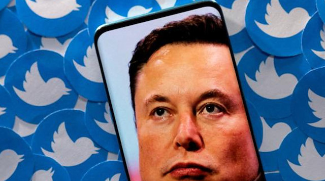 Elon Musk Twitter'ı satın aldı