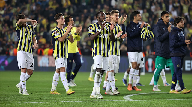 Fenerbahçeli futbolcular maçtan sonra taraftarları selamladı