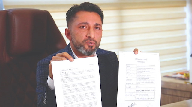 Ramazan Yeşilova, belgeleri basın mensuplarına gösterdi.
