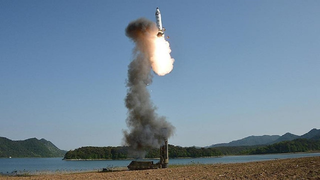 كوريا الشمالية تطلق صاروخا باليستيا باتجاه بحر الشرق