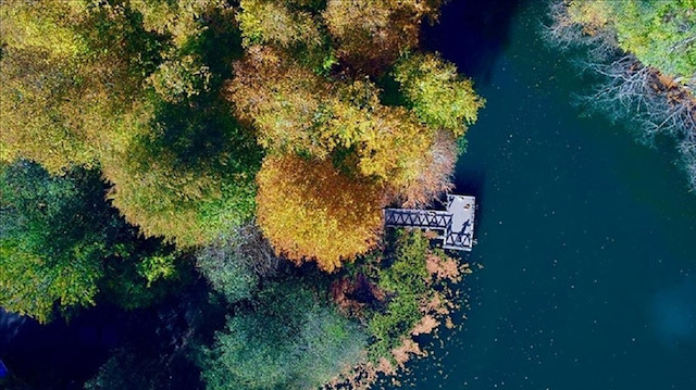ألوان الخريف الساحرة تزين محمية "البحيرات السبع" شمالي تركيا