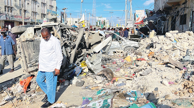 ​Somali’nin başkenti Mogadişu’da gerçekleşen iki patlamada en az 100 kişinin öldüğü, 300’den fazla kişinin yaralandığı açıklandı.