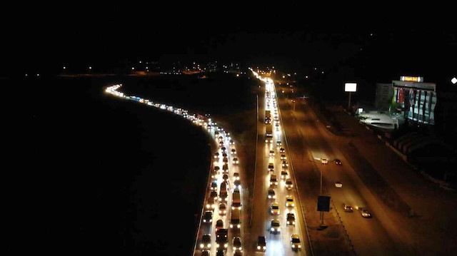 Ankara-Samsun ve Kırıkkale-Kayseri kara yolunda araçlar yavaş yavaş ilerlerken, yer yer trafik durma noktasına geldi. 
