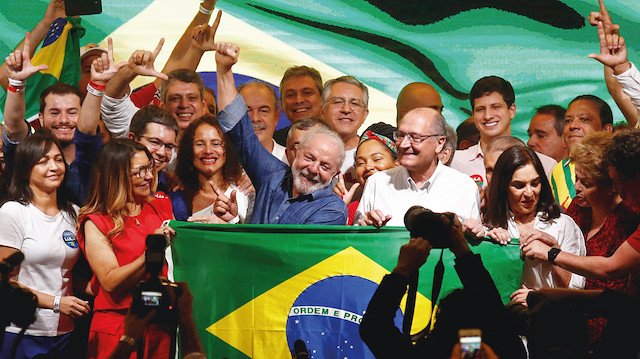 Brezilya’da pazar günü yapılan başkanlık seçiminin ikinci turu, solcu lider Lula da Silva’nın zaferiyle sonuçlandı.