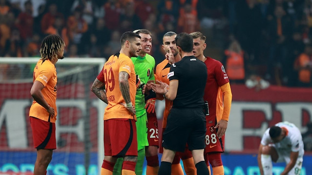Galatasaraylı futbolcularBoey'in kırmızı gördüğü pozisyon sonrasında hakeme itiraz etti.