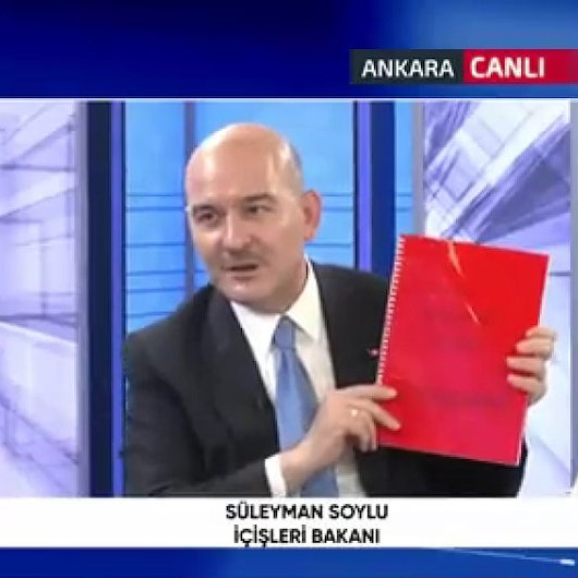 Bakan Soylu canlı yayında Kılıçdaroğlu'nun örgüt bağlantılarının olduğu kırmızı dosyayı gösterdi: Bu bir FETÖ roman