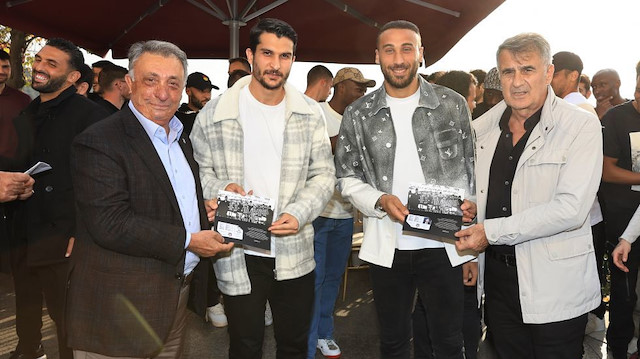 Ahmet Nur Çebi, Şenol Güneş'le birlikte futbolculara üyelik kartlarını verdi. 