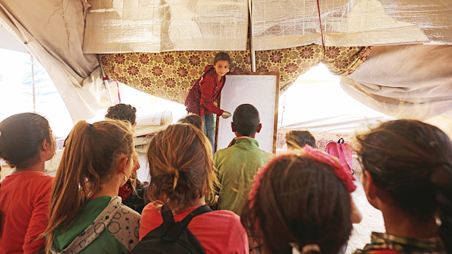 ​Afrin’deki Rahmet Kampı’na sığınan 10 yaşındaki Meryem, çadırını sınıfa çevirdi.