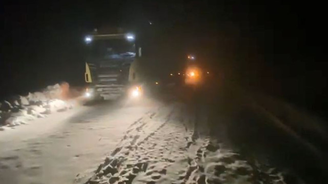 Kar yağışı bölgede etkisini sürdürürken kara yolları ekipleri çalışmalarını sürdürüyor.