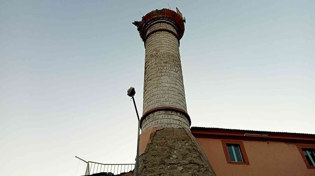 İzmir'deki 4,9 büyüklüğünde depremde bir caminin minaresi yıkıldı.