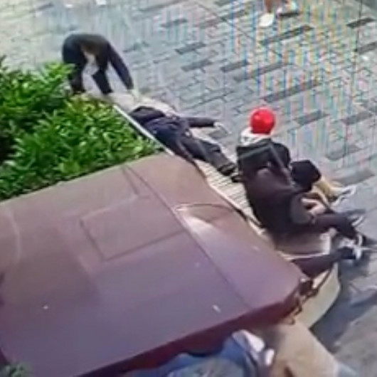 Taksim’de dehşet anları: Banka yattı diye maket bıçağıyla yüzünü kesti