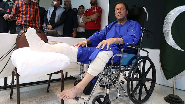 Pakistan'ın eski Başbakanı İmran Han, Vezirabad'da konvoyuna ateş açılması sonucu iki bacağından yaralanmıştı.