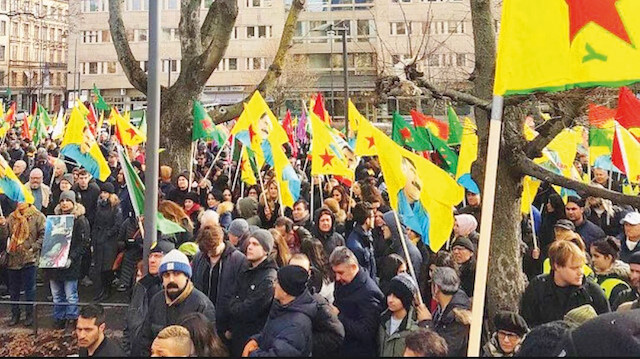 İsveç’te, PKK’lılar rahatça faaliyetlerde bulunup gösteriler yapıyor ve parlamentodan büyük destek buluyor.
