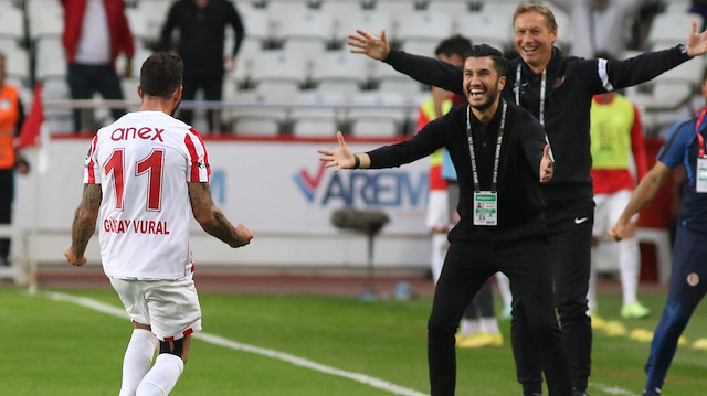 Güray Vural ve Nuri Şahin'in gol sevinci.