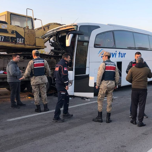 Amasya’da yolcu otobüsü iş makinesine çarptı: Ölü ve çok sayıda yaralı var