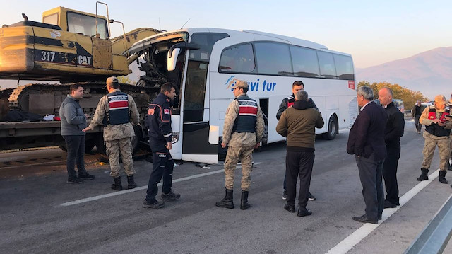Amasya’da yolcu otobüsü, tırın taşıdığı iş makinesine çarptı