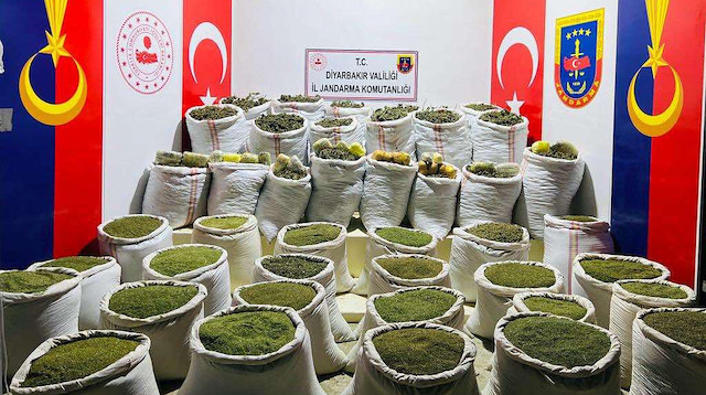 Ele geçirilen uyuşturucular Diyarbakır İl Jandarma Komutanlığı'nda sergilendi.