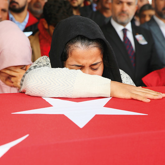 Sarı komutanım yaktın beni: Şehitler toprağa verildi