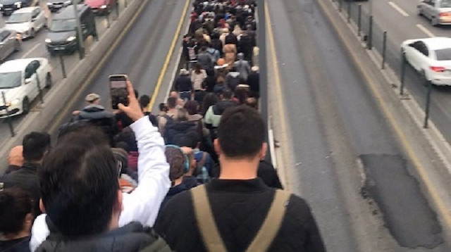 Altunizade metrobüs durağı